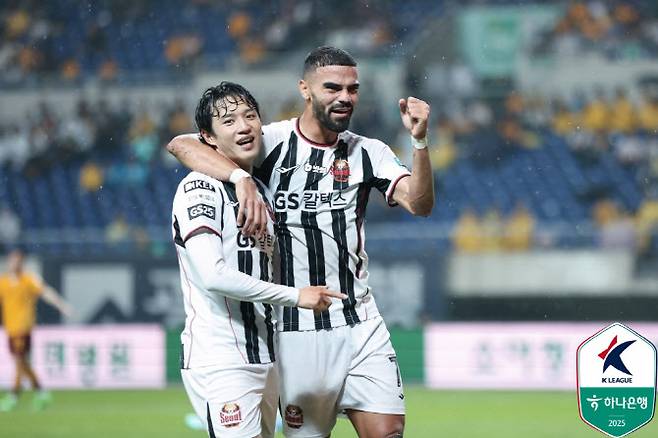 정승원과 루카스. 사진=한국프로축구연맹