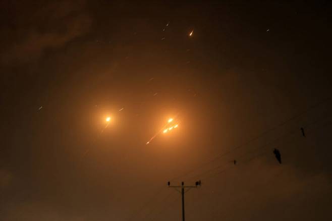 이란에서 이스라엘로 발사된 미사일의 잔해가 6월 중순에 요르단강 남쪽 가자 지구 상공에서 요격된 후 밤하늘에 흔적을 남기고 있다. (사진=AFP)
