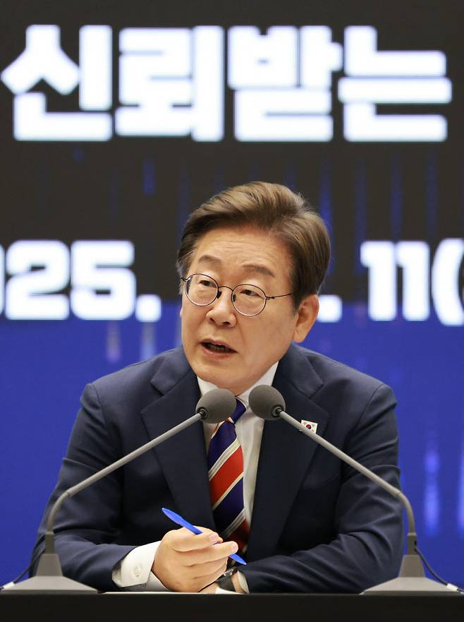 이재명 대통령이 11일 서울 영등포구 한국거래소에서 열린 주식시장 불공정거래 근절을 위한 현장 간담회에서 참석자 질문에 답하고 있다. (사진 = 연합뉴스)