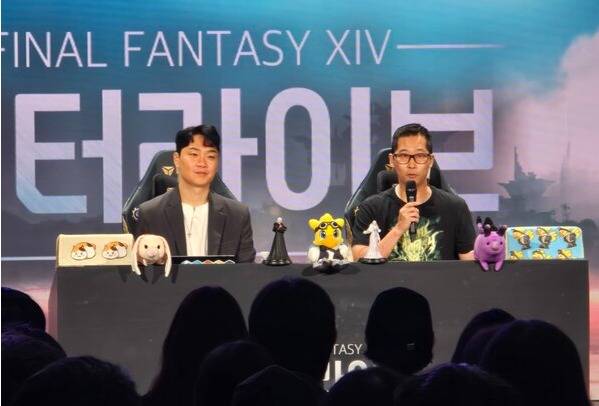 - 레터라이브를 진행 중인 최정해 프로듀서와 김승현 사업팀장