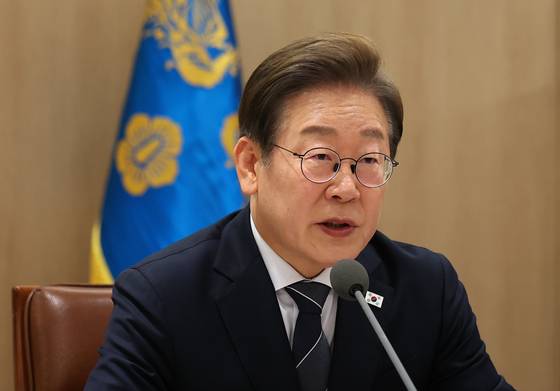 이재명 대통령이 13일 용산 대통령실에서 이스라엘의 이란 공습관련 경제안보 긴급 점검회의를 하고 있다. 〈사진=연합뉴스〉