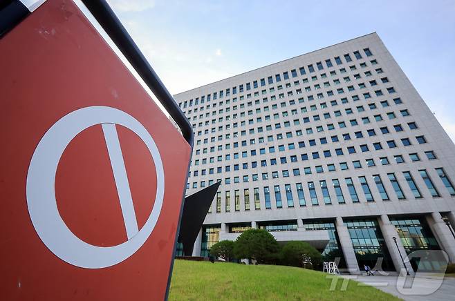 더불어민주당 소속 김용민·장경태·민형배 의원이 11일 검찰청을 폐지하고 기소권과 수사권을 분리하는 검찰개혁 법안 4건을 발의했다. 공소청과 중대범죄수사청, 국가수사위원회를 신설하는 내용이며, 이재명 대통령의 입장과 무관하다고 밝혔다. 사진은 이날 서울 서초구 대검찰청. 2025.6.11/뉴스1 ⓒ News1 김진환 기자