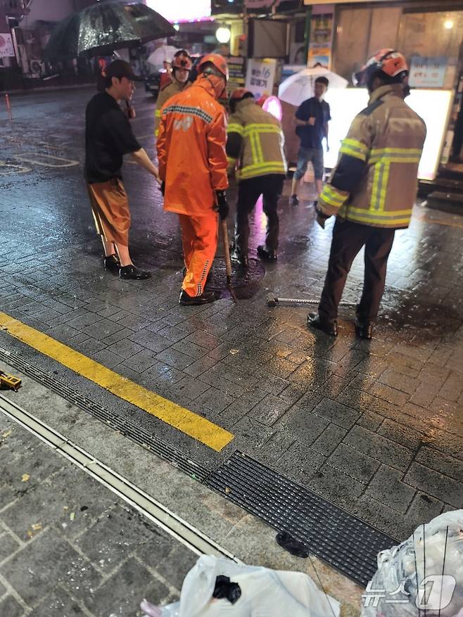 14일 오전 2시 33분쯤 부산 연제구 연산동에 닫혀있지 않던 맨홀 구멍에 대해 소방이 안전조치를 취하고 있다.(부산소방재난본부 제공. 재판매 및 DB 금지)