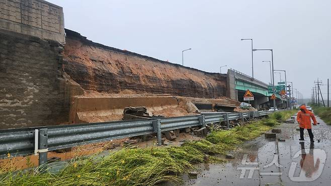 14일 오전 5시 1분께 전북 고창군 해리면 한 교차로 인근 옹벽 일부가 무너진 모습(전북소방 제공. 재판매 및 DB금지) ⓒ News1 장수인 기자