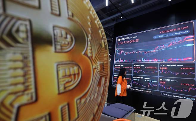 22일 서울 서초구 빗썸라운지 전광판에 비트코인 등 가상자산 시세가 표시되고 있다.  2025.5.22/뉴스1 ⓒ News1 황기선 기자