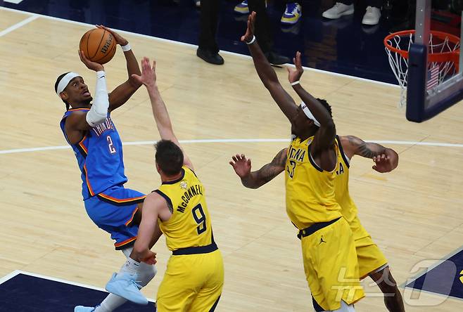 오클라호마시티 선더가 14일(한국시간) 열린 204-25 NBA 파이널 4차전에서 인디애나 페이서스에 111-104로 이겼다. 샤이 길저스 알렉산더(왼쪽)는 35점을 넣으며 활약했다. ⓒ 로이터=뉴스1