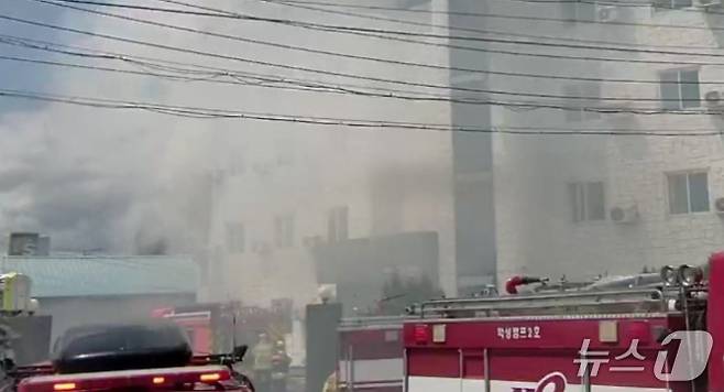 14일 오후 1시 52분쯤 강원 원주시 태장동의 한 호텔에서 발생한 화재가 오후 2시 27분쯤 진화된 가운데, 이날 화재로 4명이 연기흡입 등의 부상을 입었다. (강원도소방본부 제공. 재판매 및 DB금지) 2025.6.14/뉴스1