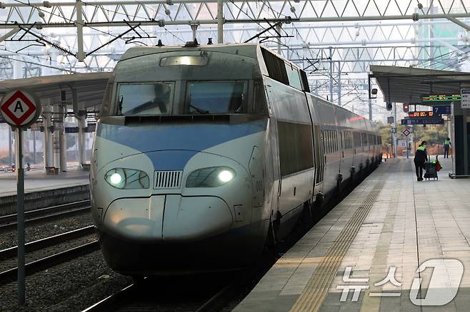승강장에 진입한 열차(자료사진) ⓒ News1 황기선 기자