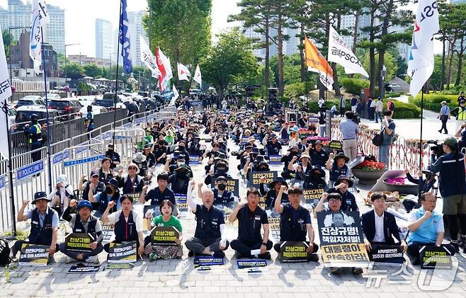 태안화력 고 김충현 비정규직 노동자 사망사고 대책위원회가 14일 오후 서울 용산구 전쟁기념관 앞에서 김충현 노동자 추모문화제를 열고 정부에 진상규명과 책임자 처벌을 촉구하고 있다. (공공운수노조 제공)
