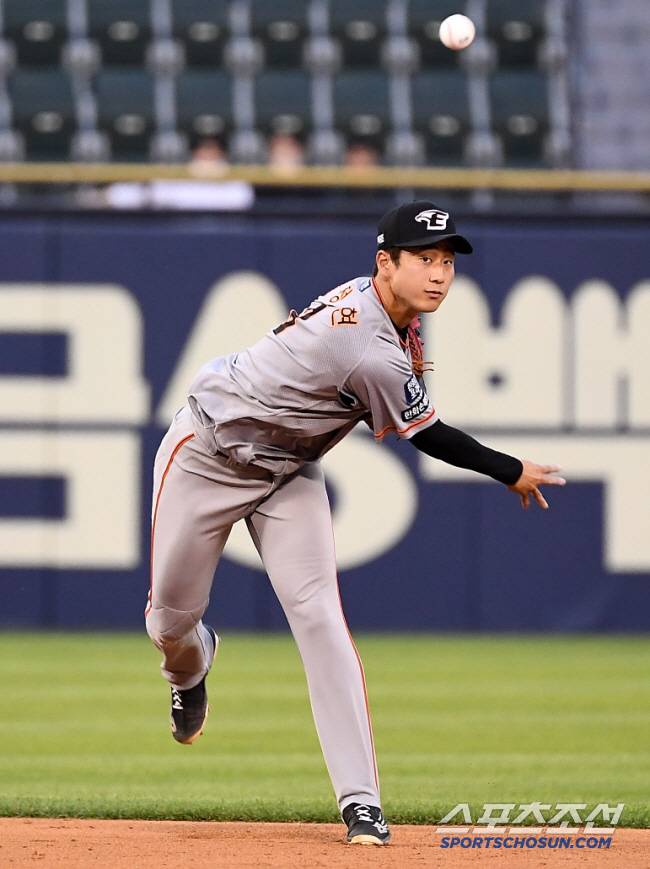 2022 KBO리그 LG 트윈스와 한화 이글스의 경기가 22일 잠실구장에서 열렸다. 3회말 1사 1,3루 LG 김현수의 타구를 한화 유격수 박정현이 잡아 1루로 송구하고 있다. 잠실=박재만 기자 pjm@sportschosun.com/2022.06.22/