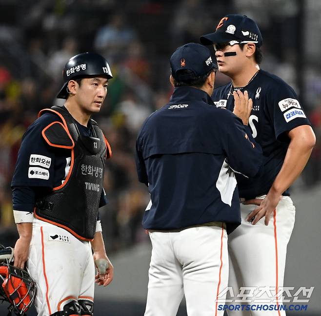 7일 광주KIA챔피언스필드에서 열린 한화와 KIA의 경기,9회말 2사 1,2루 위기를 맞은 한화 김서현이 마운드에 오른 양상문 투수코치의 이야기를 듣고 있다. 광주=허상욱 기자wook@sportschosun.com/2025.06.07/