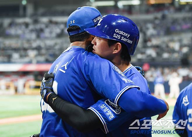 22일 서울 고척스카이돔에서 열린 삼성-키움전. 8회초 2사 2루 구자욱이 투런포를 친 후 레예스와 포옹하고 있다. 고척=정재근 기자 cjg@sportschosun.com/2025.5.22/