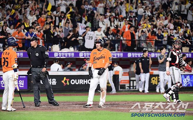 14일 대전 한화생명볼파크에서 열린 한화와 LG의 경기. 11회 연장 끝에 2대 2 무승부를 거뒀다. 11회 2사 2루. 이재원의 안타 때 홈에서 아웃 당하고 허탈한 표정을 짓는 안치홍. 대전=송정헌 기자songs@sportschosun.com/2025.06.14/