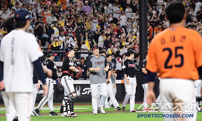 14일 대전 한화생명볼파크에서 열린 한화와 LG의 경기. 11회 연장 끝에 2대 2 무승부를 거뒀다. 경기 종료 후 그라운드로 나서는 LG 선수들. 대전=송정헌 기자songs@sportschosun.com/2025.06.14/