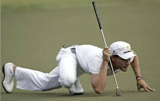 카밀로 비예가스는 스파이더맨 자세로 그린을 읽는 것으로 유명하다. AP연합뉴스