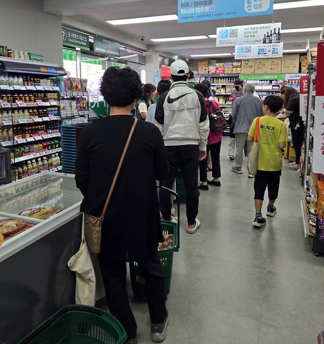 대형마트 휴무일? 이마트·롯데마트·홈플러스·코스트코 ‘반값 할인중’ = 이마트·롯데마트·홈플러스·코스트코 등 대형마트 4사가 이번 주는 각사별 특색있는 할인행사에 돌입한다. 이마트는 대표 PB(자체브랜드) 노브랜드 론칭 10주년을 맞아 오는 26일까지 할인 행사를, 롯데마트는 오는 18일까지 ‘롯데레드페스티벌’ 2주차 행사를, 홈플러스는 기업회생 절차를 밟고 있는 가운데, 25일까지 2주 동안 캐나다산 먹거리를 최대 반값에 선보이는 '캐나다, 어디까지 맛봤니?' 행사를 전개한다.©bnt뉴스: 대형마트 휴무일? 이마트·롯데마트·홈플러스‧코스트코 등 마트 휴일, 쉬는날