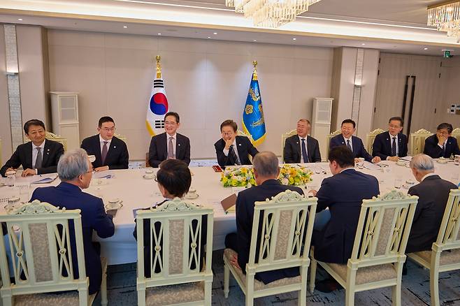 이재명 대통령이 13일 서울 용산 대통령실 청사에서 6경제단체·기업인 간담회를 하고 있다./대통령실