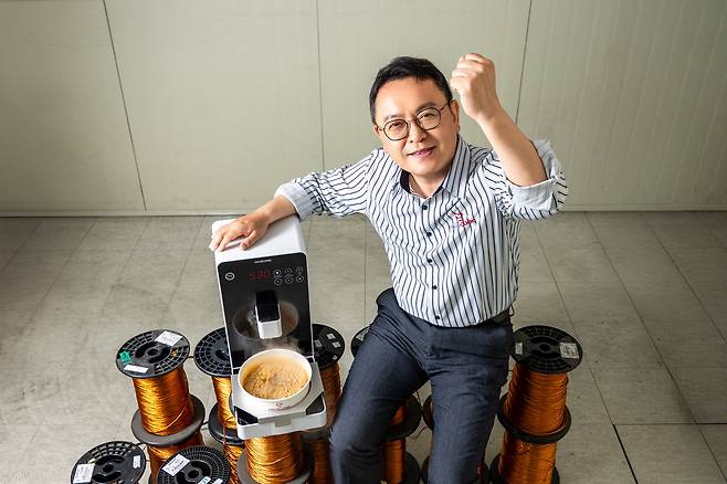 금융맨을 꿈꾸던 청년이 밥솥 부품을 만드는 아버지 회사를 이어받아 ‘한강라면 기계’라는 대박 상품을 개발했다. 열판과 인덕션에 넣는 코일 앞에 앉은 신영석 범일산업 대표는 “시작은 한강라면이었지만 K푸드를 이끄는 첨병이 되고 싶다”고 말했다. ‘하우스쿡 정수조리기’에선 보글보글 라면이 끓고 있다. /양수열 영상미디어 기자