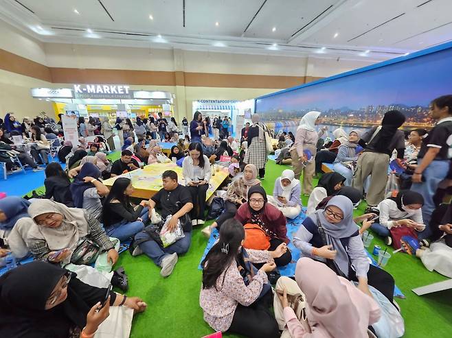 '한강라면' 콘셉트로 꾸며놓은 지난해 인도네시아 한류 행사 모습. 히잡을 쓴 여성들이 평상과 돗자리에 앉아 있다. /신영석 대표 제공