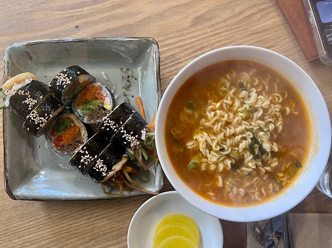 김밥의 짝꿍은 라면, 김밥만 먹으려다 결국 라면도 같이 주문하는 것은 거의 불문율에 가깝다. /윤혜자 제공