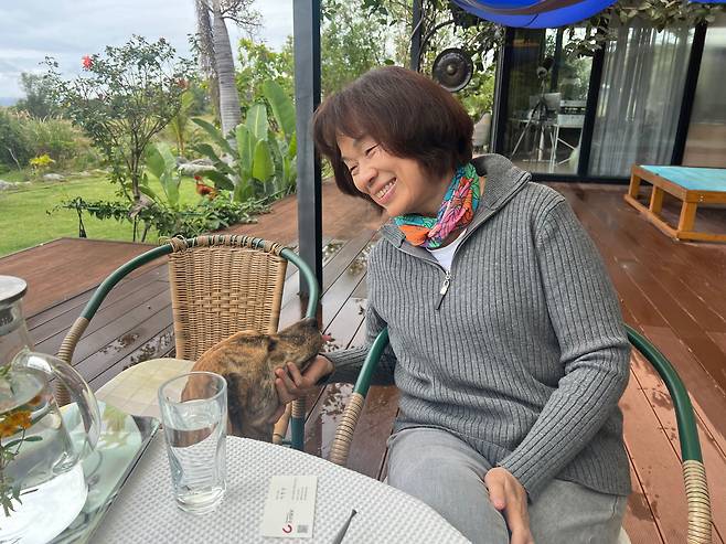 대만 타이둥 두란에 있는 자택에서 만난 룽잉타이 전 대만 문화부 장관이 팔짱을 끼고 환하게 웃고 있다./이벌찬 특파원