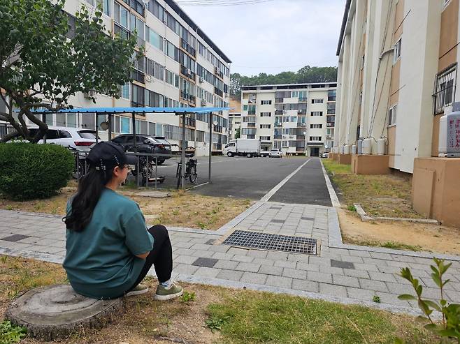 지난 13일 오후 속옷 절도 사건을 당한 피해자 B씨가 자신의 아파트를 바라보고 있다. A씨는 범인이 이웃 주민이라는 사실에 최근 20일간 집에 못 들어가고 있다. /권광순 기자