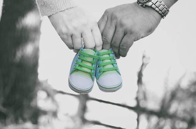 뇌가 완전히 자라지 않고 미숙한 채로 태어난 인간은 타인의 도움 없이는 살 수 없다. 다른 동물과는 달리 인류는 시작부터 ‘대가 없이 주고 받는 증여’가 운명처럼 정해졌다.