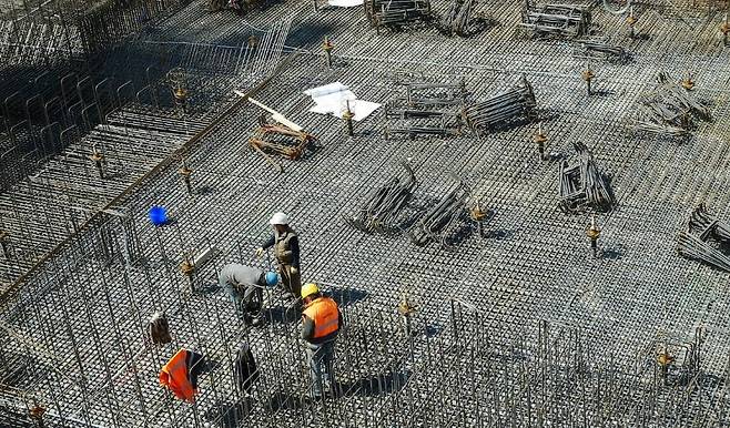 “받은 것을 세어보는 상상력, 언젠가 나의 증여도 필요한 곳에 닿길 바라는 기도… 기도와 상상력으로 교환이 어긋난 세계를 이해하는 게 교양입니다.” 사진은 작업장의 필수 노동자들.