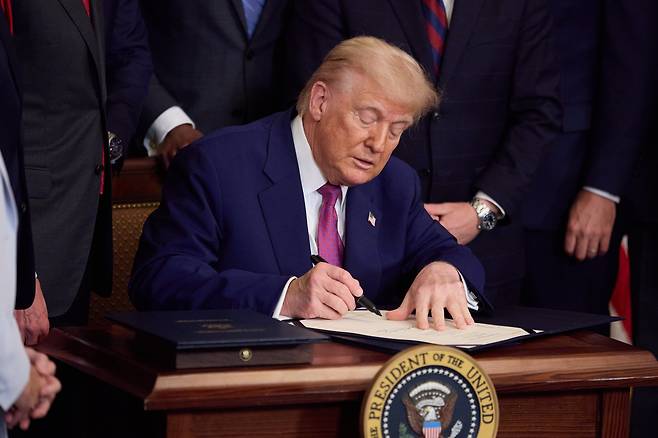 도널드 트럼프 미국 대통령이 6월 12일(현지시각) 미 워싱턴 DC 백악관에서 서명하고 있다. / EPA 연합뉴스