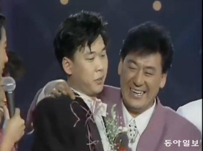 1990년 12월 MBC 10대 가수가요제에서 가수왕으로 뽑힌 후 고인이 된 가수 현철(오른쪽)의 축하를 받고 있는 변진섭. MBC 유튜브 캡처