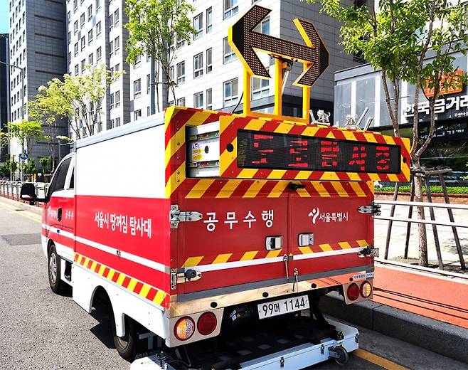 2025년 4월 30일 서울 강서구 한 노면에서 작업 중인 '땅꺼짐 탐사대'의 GPR 차량. 서울시 재난안전실 도로관리과의 땅꺼짐 탐사대는 지하 공동을 찾기 위해 총 3대의 GPR 차량을 매일 운영한다. 과학동아 제공