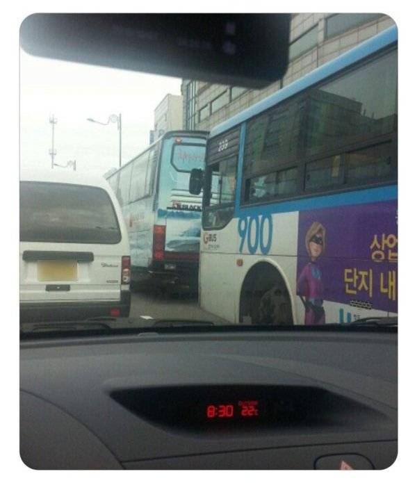 신호 대기 중인데 자꾸 째려보는 버스기사..