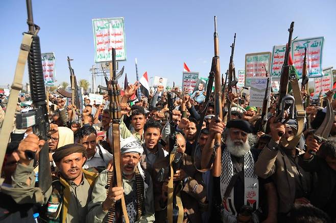 이스라엘이 이란에 미사일 공격을 하고, 이란이 이에 보복 공격을 가하면서 13일(현지시간) 국제 유가가 7% 넘게 폭등했다. 예멘 후티 반군이 이날 사나에서 이스라엘의 이란 공격에 대해 보복하겠다며 시위하고 있다. AFP 연합