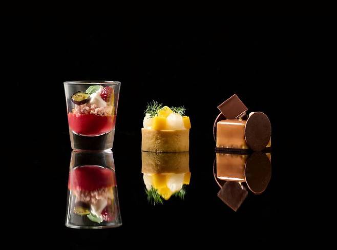 6월 한달간 시그니엘 부산 '더 뷰'와 롯데호텔 서울, 월드, 제주, 부산 '라세느'의 디저트 코너에서 제공하는 배영산 파티시에의 디저트 3종. 롯데호텔앤리조트 제공