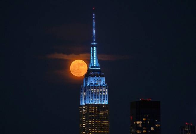 뉴욕의 사진작가 게리 허숀은 10일 밤(현지시각) 엠파이어 스테이트 빌딩 상단에 걸린 보름달을 촬영해 소셜미디어 엑스에 공유했다. x.com/GaryHershorn