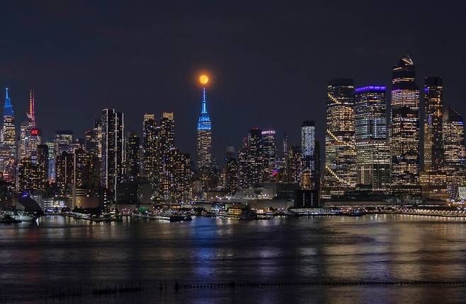 뉴욕의 사진작가 게리 허숀이 촬영한 엠파이어 스테이트빌딩 위의 보름달. 달빛과 도시의 인공조명이 다채로운 장면을 만들어냈다. x.com/GaryHershorn