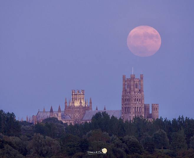 영국 동남부 캠브리지셔의 소도시 리틀다운햄 엘리성당 위에 떠오른 보름달. x.com/VeronicaJoPo