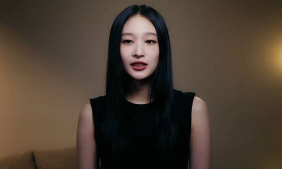 정유경 회장의 맏딸인 ‘애니’(23·본명 문서윤)가 23일 데뷔하는 혼성그룹 ‘올데이 프로젝트’ 유튜브 채널에 공개한 영상에서 데뷔 소감에 대해 밝히고 있다. 영상 갈무리