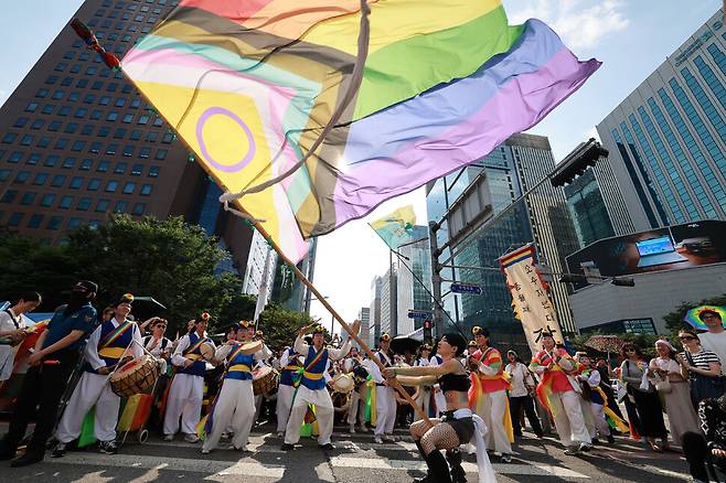26회 서울퀴어퍼레이드에 참가한 소수자연대풍물패 \'장풍\'이 거리공연을 펼치고 있다. 정용일 선임기자 yongil@hani.co.kr
