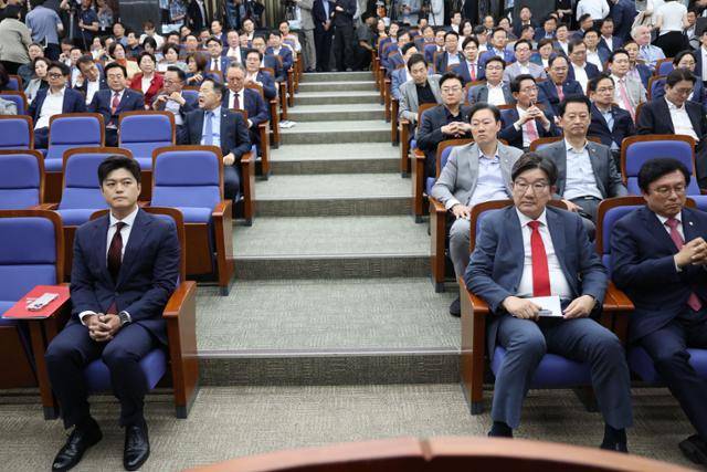 김용태 국민의힘 비상대책위원장과 권성동 원내대표가 9일 국회에서 열린 의원총회에 참석해 자리하고 있다. 뉴시스