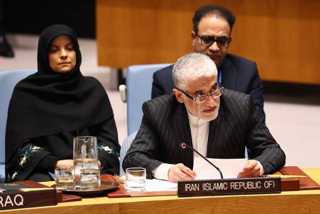 아미르 사에이드 이라바니(앞줄 오른쪽) 주유엔 이란대사가 13일 미국 뉴욕의 유엔 본부에서 열린 유엔 안전보장이사회(안보리) 회의에서 발언하고 있다. 뉴욕=AFP 연합뉴스