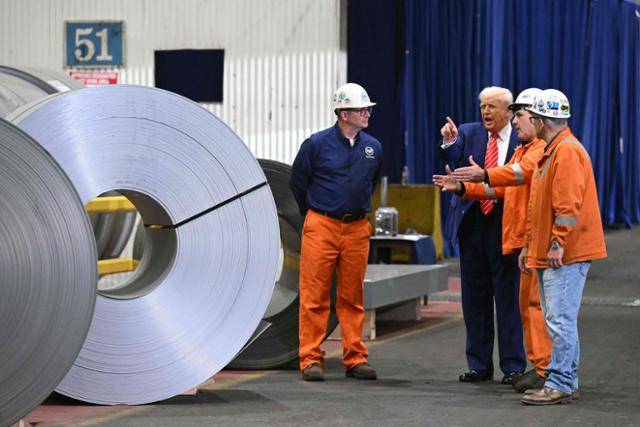 도널드 트럼프 미국 대통령이 지난달 30일 펜실베이니아주 웨스트 미플린 US스틸 어빈 공장을 견학하고 있다. 웨스트 미플린=AFP 연합뉴스