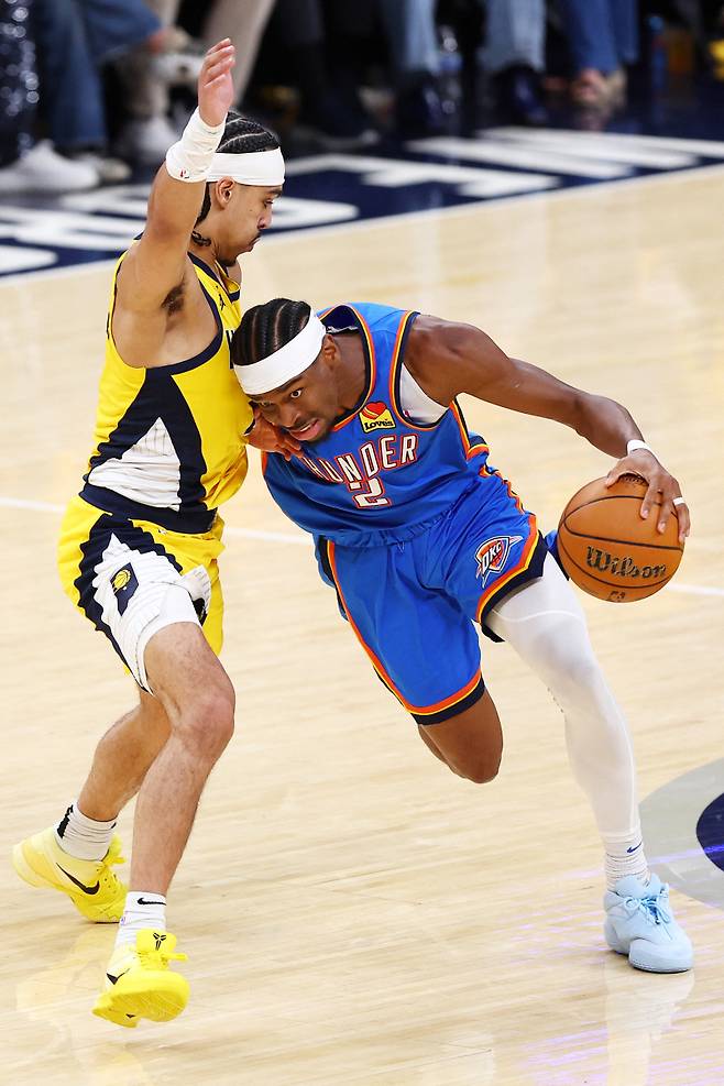 <yonhap photo-2125=""> INDIANAPOLIS, INDIANA - JUNE 13: Shai Gilgeous-Alexander #2 of the Oklahoma City Thunder is defended by Andrew Nembhard #2 of the Indiana Pacers during the second quarter in Game Four of the 2025 NBA Finals at Gainbridge Fieldhouse on June 13, 2025 in Indianapolis, Indiana. NOTE TO USER: User expressly acknowledges and agrees that, by downloading and or using this photograph, User is consenting to the terms and conditions of the Getty Images License Agreement. Maddie Meyer/Getty Images/AFP (Photo by Maddie Meyer / GETTY IMAGES NORTH AMERICA / Getty Images via AFP)/2025-06-14 10:22:20/ <저작권자 ⓒ 1980-2025 ㈜연합뉴스. 무단 전재 재배포 금지, AI 학습 및 활용 금지></yonhap>