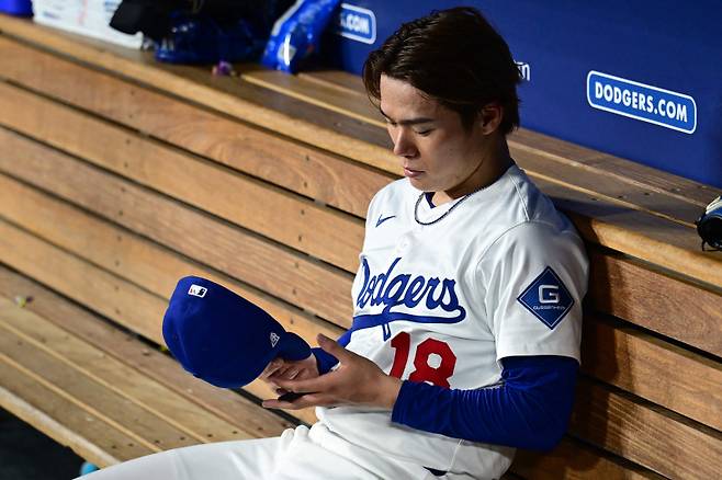 <yonhap photo-2823=""> LOS ANGELES, CALIFORNIA - JUNE 13: Yoshinobu Yamamoto #18 of the Los Angeles Dodgers sits on the bench after being pulled out of the game in the fifth inning against the San Francisco Giants at Dodger Stadium on June 13, 2025 in Los Angeles, California. John McCoy/Getty Images/AFP (Photo by John MCCOY / GETTY IMAGES NORTH AMERICA / Getty Images via AFP)/2025-06-14 14:07:52/ <저작권자 ⓒ 1980-2025 ㈜연합뉴스. 무단 전재 재배포 금지, AI 학습 및 활용 금지></yonhap>