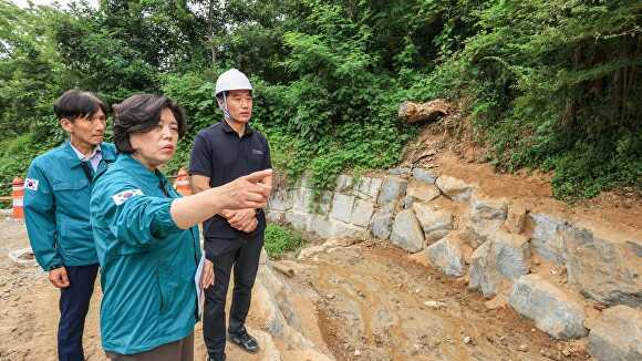 신계용 시장이 장마철 대비 재난 취약지역을 점검하고 있다. [사진=과천시]