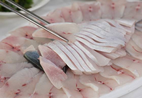 전남 신안군 송도위판장에서 판매하는 병어회. 중앙포토