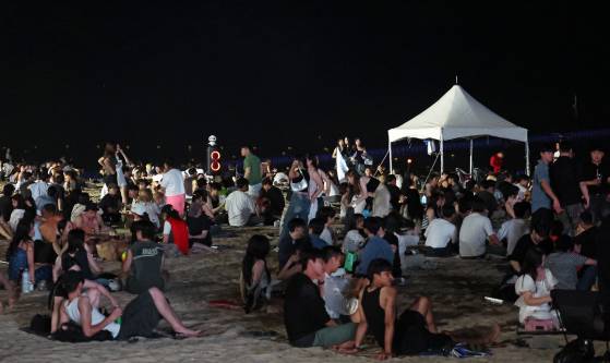 지난해 여름 강원도 강릉지역에서 열대야가 지속돼 늦은 밤에도 경포해수욕장 백사장이 피서객들로 북적이고 있다. [연합뉴스]