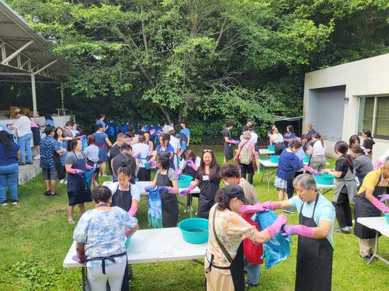 지난 8일부터 11일까지 3박 4일간 '제주와 함께하는 마음의 고향 여행'에 나선 입양인들이 염색체험을 하고 있다. 사진 제주관광공사