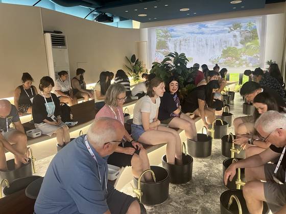 지난 8일부터 11일까지 3박 4일간 '제주와 함께하는 마음의 고향 여행'에 나선 입양인들이 족욕체험을 하고 있다. 사진 제주관광공사