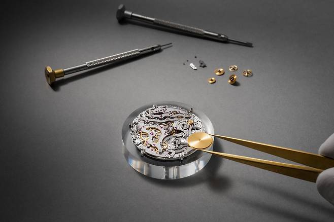 1521개의 부품으로 조립하고, 13건의 특허 출원 기술을 가진 자체 제작 무브먼트 3655. 사진 바쉐론 콘스탄틴
